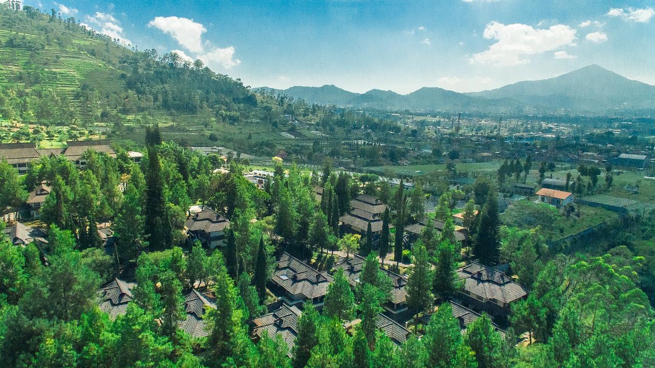 Puteri Gunung Hotel Lembang Exterior photo