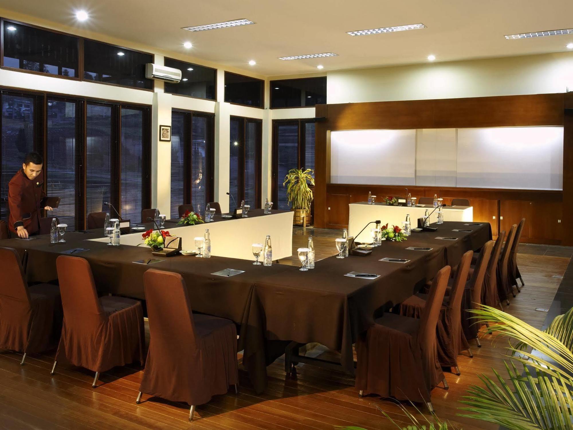 Puteri Gunung Hotel Lembang Exterior photo