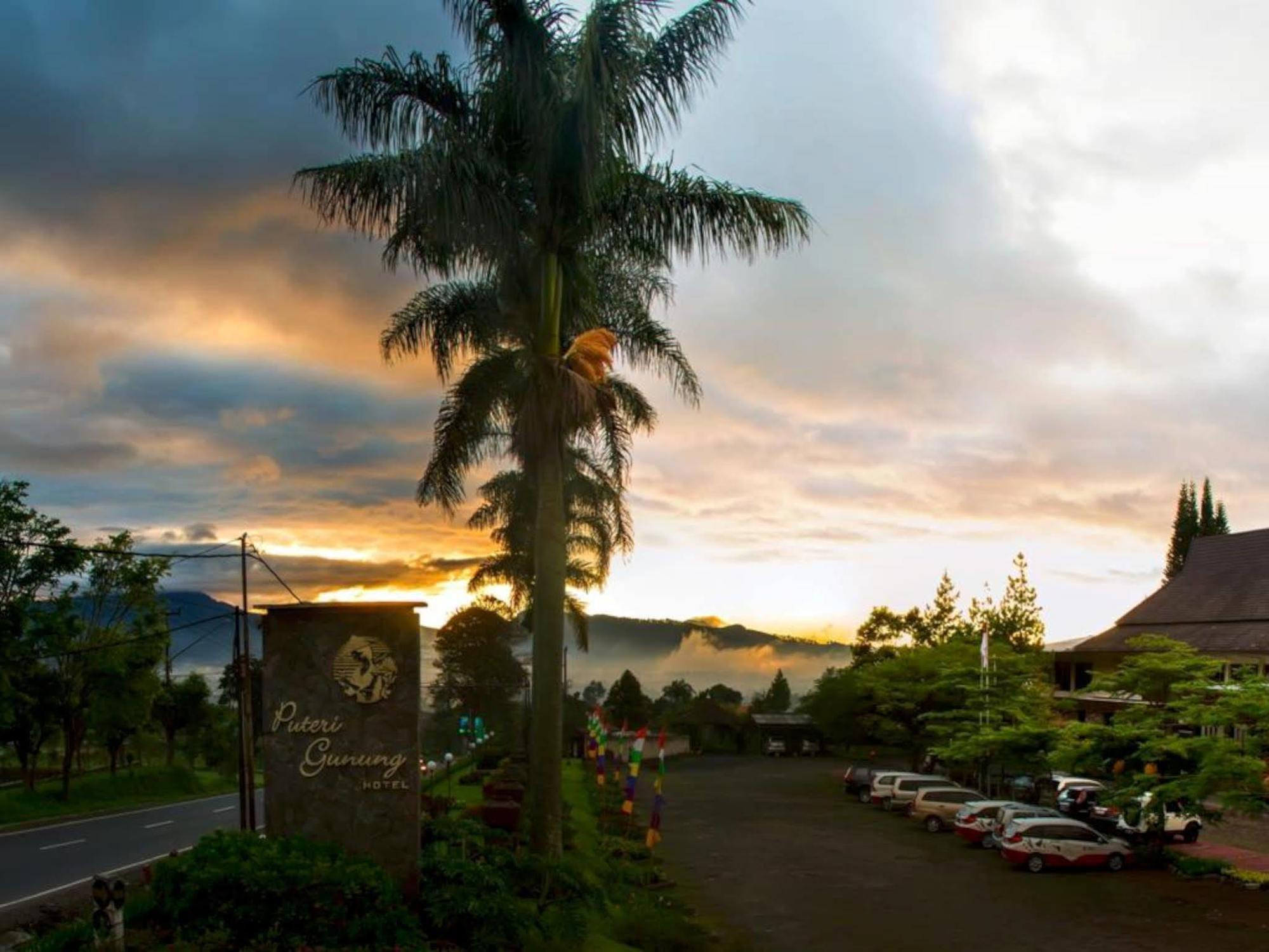 Puteri Gunung Hotel Lembang Exterior photo